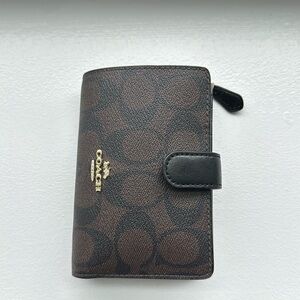 Coach wallet in signature canvas - brown
New without tags